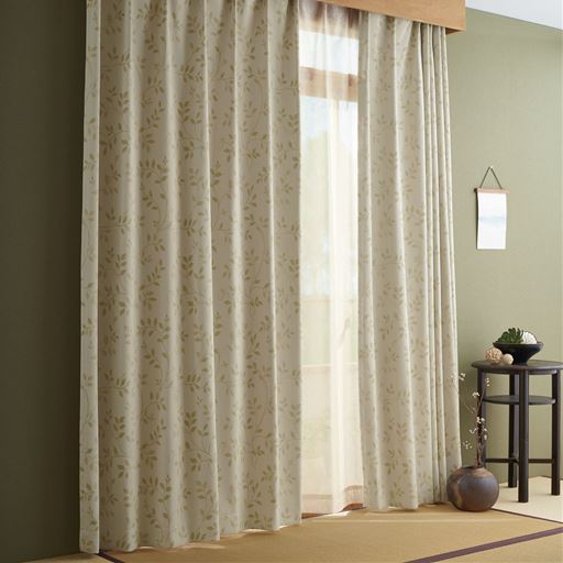 ベージュ<br>なめらかな上質生地に映えるリーフ柄。