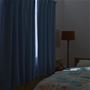 朝日や西日の強い部屋でも、まぶしい日差しをカット。夜の光漏れも防ぐので寝室にもおすすめ。 <br>※完全遮光ではありません。使用環境下や色によって暗さの印象は多少異なります。