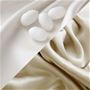 表面はヒアルロン酸加工を施した高品質のシルク100%生地を使用。