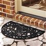 ブラック 半円形(75×45cm) <br>エレガントなダマスク柄の屋外用ラバーマット。しっかりとした厚みと重みでズレにくい。