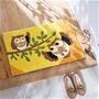 イエロー系 85×55cm<br>縁起が良いといわれるフクロウで開運招福! 明るくかわいい玄関で新年を迎えてみませんか。