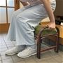 ダークブラウン<br>一脚あると便利! 座ってお出かけ準備ができる手すりつき玄関ベンチです。