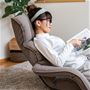 頭をしっかりあずけられるハイバック。ヘッドレストの角度調節でテレビや読書姿勢もラクに。