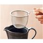 茶殻が捨てやすい、持ち手付きの茶こし。