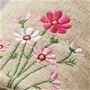 ピンク(コスモス)<br>上品で可愛らしい花モチーフを、繊細な刺繍で表現。