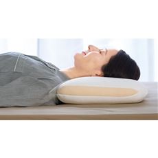 首をいたわるための低い枕