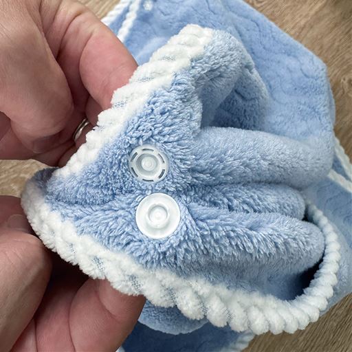 A (おくるみ)<br>スナップボタン付きでしっかり固定。