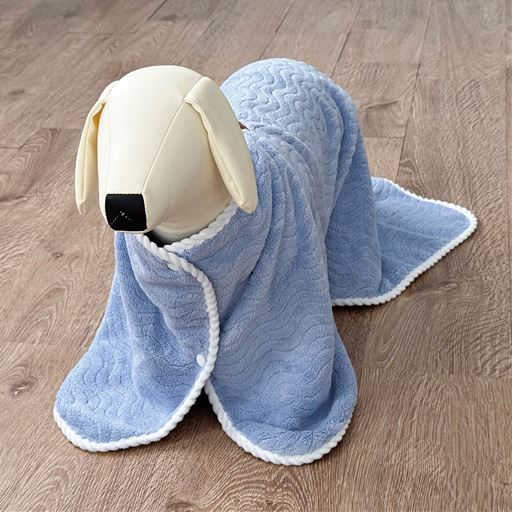 おくるみタイプは頭を通し、全身巻き込んで抱きかかえられます。ブルブル動作の水はね防止にも。