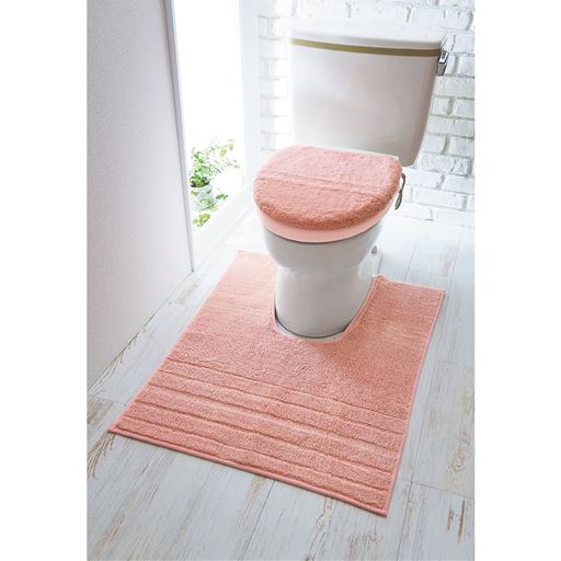 パウダーピンク ※商品は便座カバーです。<br>※トイレフタカバーはCG-252(特殊型)、トイレマットはCG-521(ロング)を使用しています。