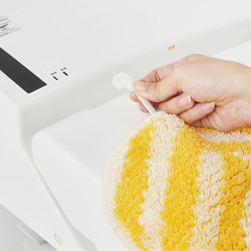 フタカバーはフタの側面と後端にフックを引っ掛けて簡単に装着できます。