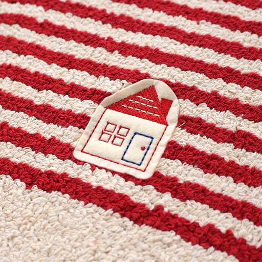 レッド<br>ほっこり癒されるフェルト刺繍がポイント。