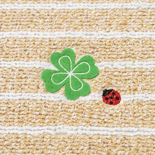 ベージュ<br>クローバーとテントウムシの刺繍がかわいい♪