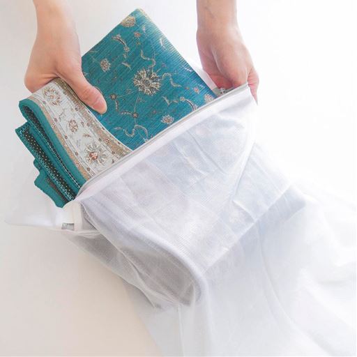 小さく折りたためるので、洗濯ネットに入れて洗濯機で丸洗いできます。