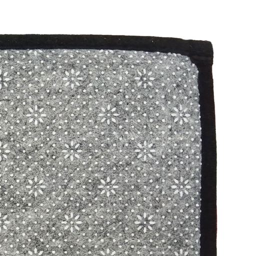 裏面はすべりにくい加工でズレにくい。