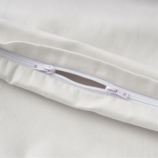 掛け布団カバー本体は全開・両開きファスナーで着脱も簡単。