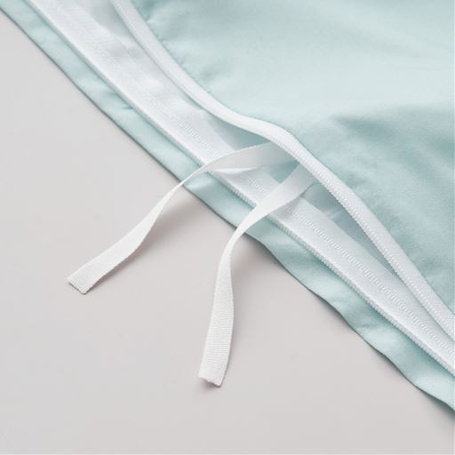 カバー4辺の中央にはズレ防止のひも付き。<br>※このカラーは完売しました。