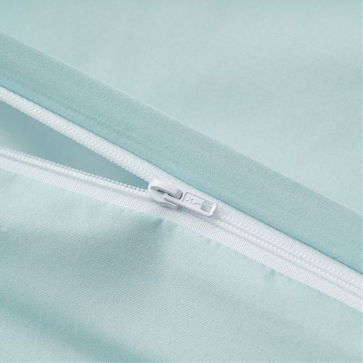 大きく開くファスナーで着脱も簡単。<br>※このカラーは完売しました。