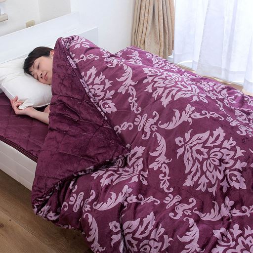 ワイン<br>上品なアンティーク柄と深い色合いが美しい、掛け布団カバーにもなる毛布です。