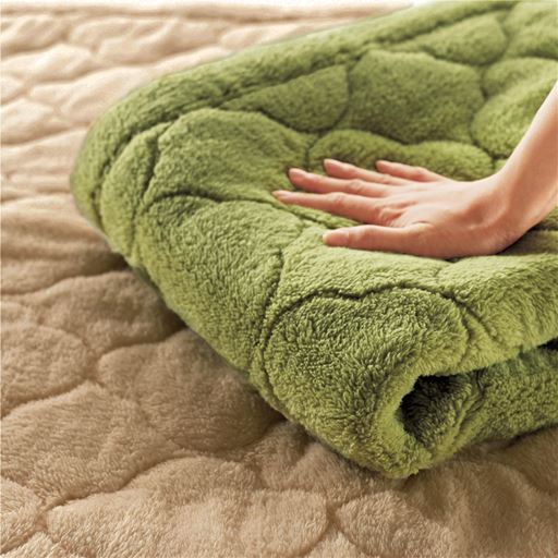 (上から) オリーブグリーン・オークベージュ<br>ふわっふわの肌ざわり。ボリューム感もたっぷり。