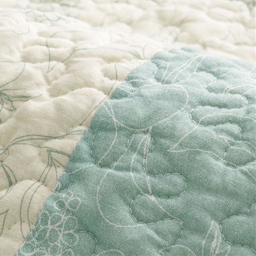 生地拡大(グリーン) ※写真はマルチカバー(VP-1143)を使用しています。<br>額を濃色にしているから、インテリアのアクセントにも。