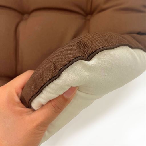 ブラウン<br>表面と裏面で生地が異なります。