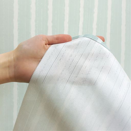 ブルー<br>やや厚みのあるしっかりとしたレース生地を使用しています。