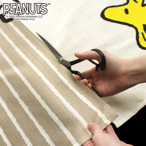 中心のカット線に沿って切ればのれんとして使用でき、カットせずそのままタペストリーとしてもお使いいただけます。