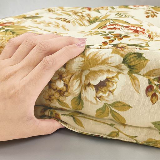 しっかりとした弾力と厚みが床付き感を防ぎ、長時間座っていてもお尻が痛くなりにくいクッション。