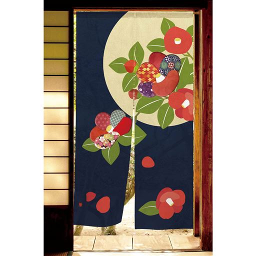 満月の月を背景に椿が描かれた上品な和風のれん。椿の一部分がアップリケなので奥行き感も楽しめます。(<br>Aつばき)