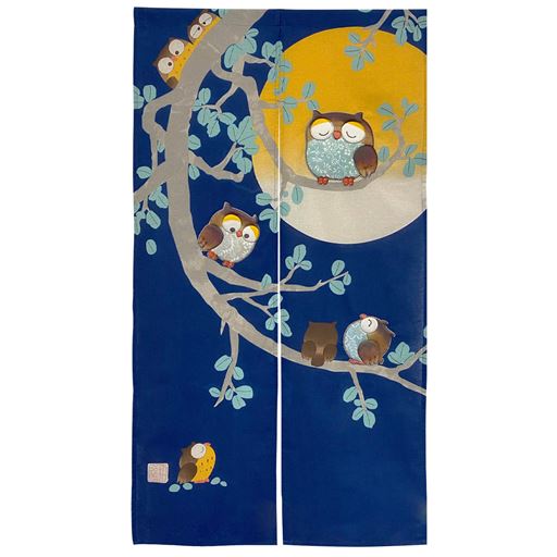 落ち着いた色合いに木の上で一休みするフクロウが可愛いのれん。お部屋を癒しの空間にしてくれます。(Bふくろう)