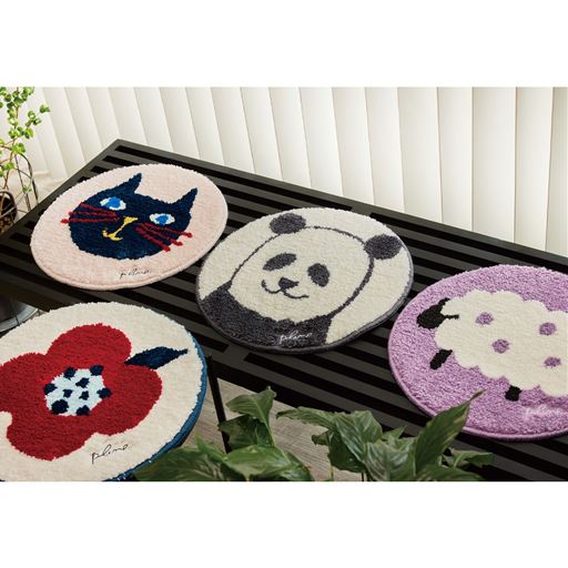 アニマルや花柄がアクセントに。ふわふわソフトな触り心地で、裏面は滑りにくい加工。