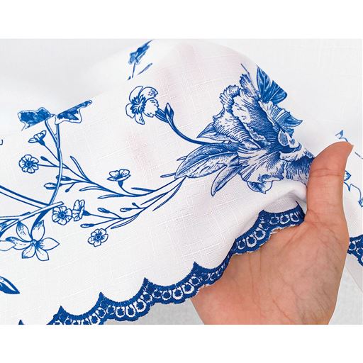 カフェカーテンの裾はスカラップ刺繍