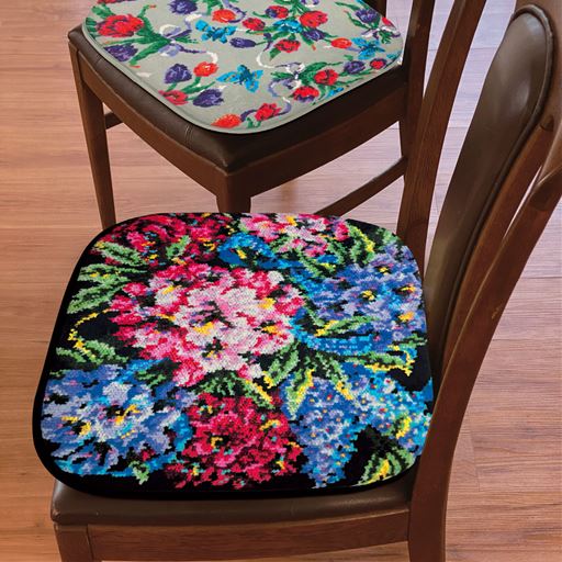 鮮やかな色合いのシートクッションがお部屋を華やかに♪ <br>グレー(チューリップ) <br>ブラック(アルペンローズ)