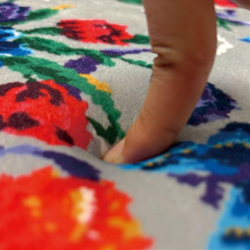 優しい座り心地の低反発クッション入り。