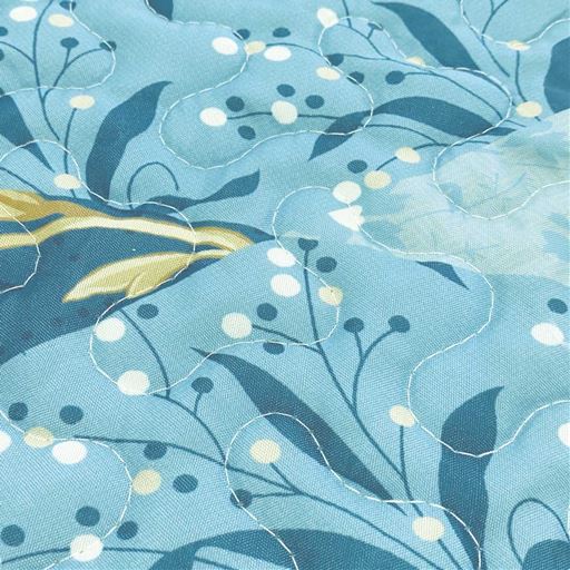 生地拡大 <br>やさしく柔らかな肌ざわり <br>中わた入りで程よくふんわり気持ちいい。<br>オールシーズン心地よく使えます。