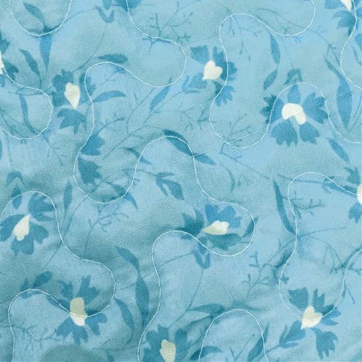 生地拡大 <br>裏面は無地ライクに使える小花柄プリント。