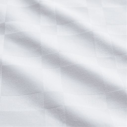 生地拡大(ホワイト)<br>するっと肌に心地よい綿100%サテン生地。