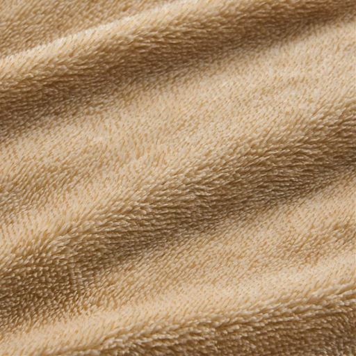 生地拡大(ベージュ)<br>なめらかな毛足が発熱したぬくもりをしっかりキープし、冷たい外気からも守ってくれます。