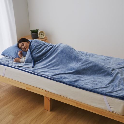 パウダーブルー<br>肩まですっぽり! 寝返りしてもズレない、毛布一体型のパッドシーツです。