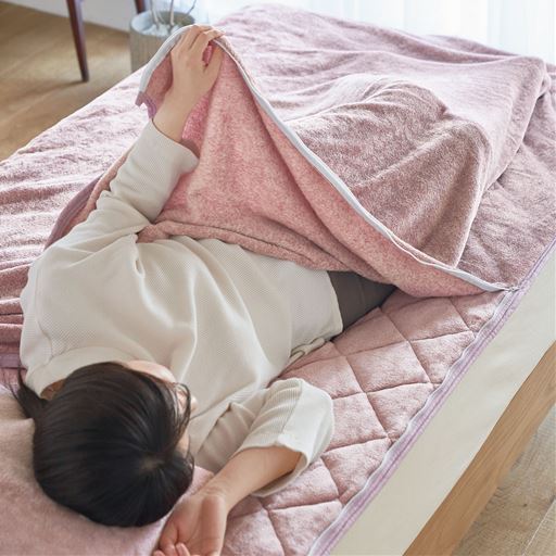 パウダーローズ<br>体を出し入れしやすいファスナー付きスリット入り。