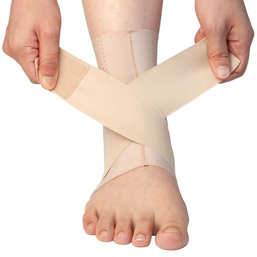 締め付け度自由自在の2本のクロスベルトで、足首全体をしっかりホールド。