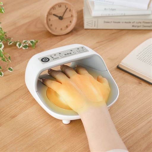 手の疲れもとれてスッキリ♪ 手のひら部のヒーターは2段階に温度設定でき、心地よい温度でリラックスしながらケアできます。