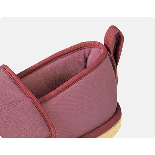 脱げて転倒することを予防するかかと付き。