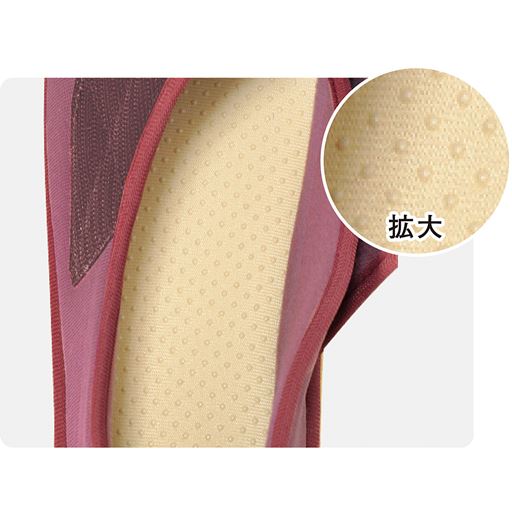 中敷きの滑り止め加工で足のズレを予防。