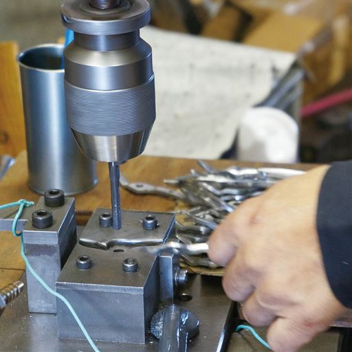 新潟県三条の職人の手仕上げ