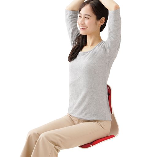 背筋がピーン!  自然と骨盤が立ち、キレイな姿勢をサポート