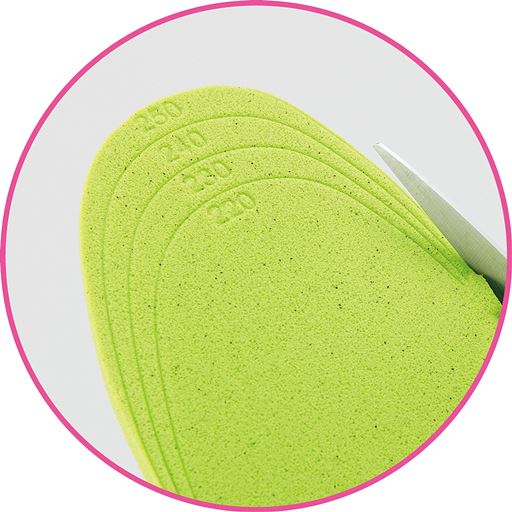 裏面にカットライン入り 足のサイズに合わせてハサミでカットOK