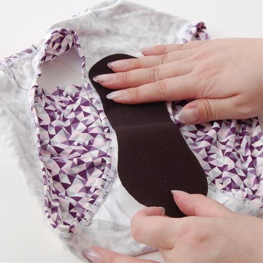 ショーツにペタッと貼るだけ!