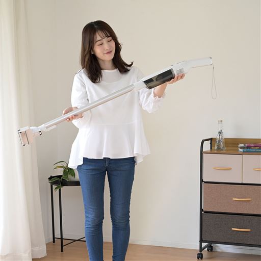 とにかく軽くて使いやすい!持ち運びもラクラクで、高い場所や狭いすき間もスイスイお掃除。毎日の負担をぐっと減らして、いつでも気軽にキレイな空間をキープできます。