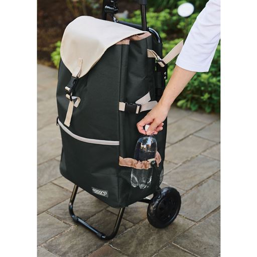 ペットボトルが入るサイドポケット。